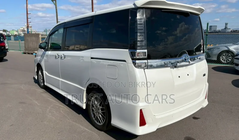Used 2021 Toyota Voxy full