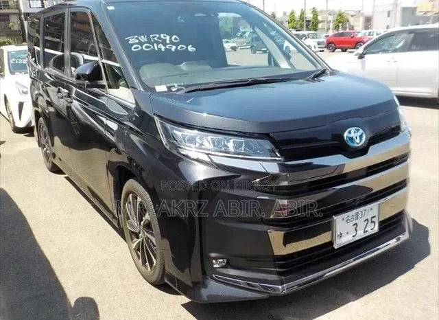 
								Used 2022 Toyota Voxy full									