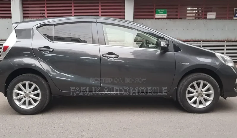 
								Used 2013 Toyota Aqua full									