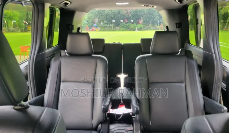 
								Used 2018 Toyota Esquire full									