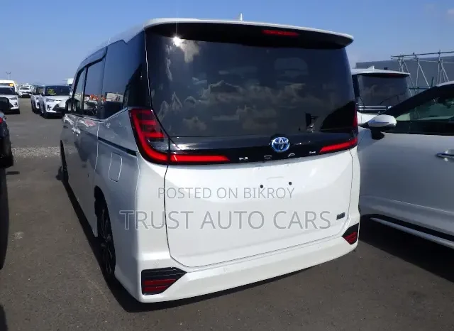 
								Used 2022 Toyota Noah full									